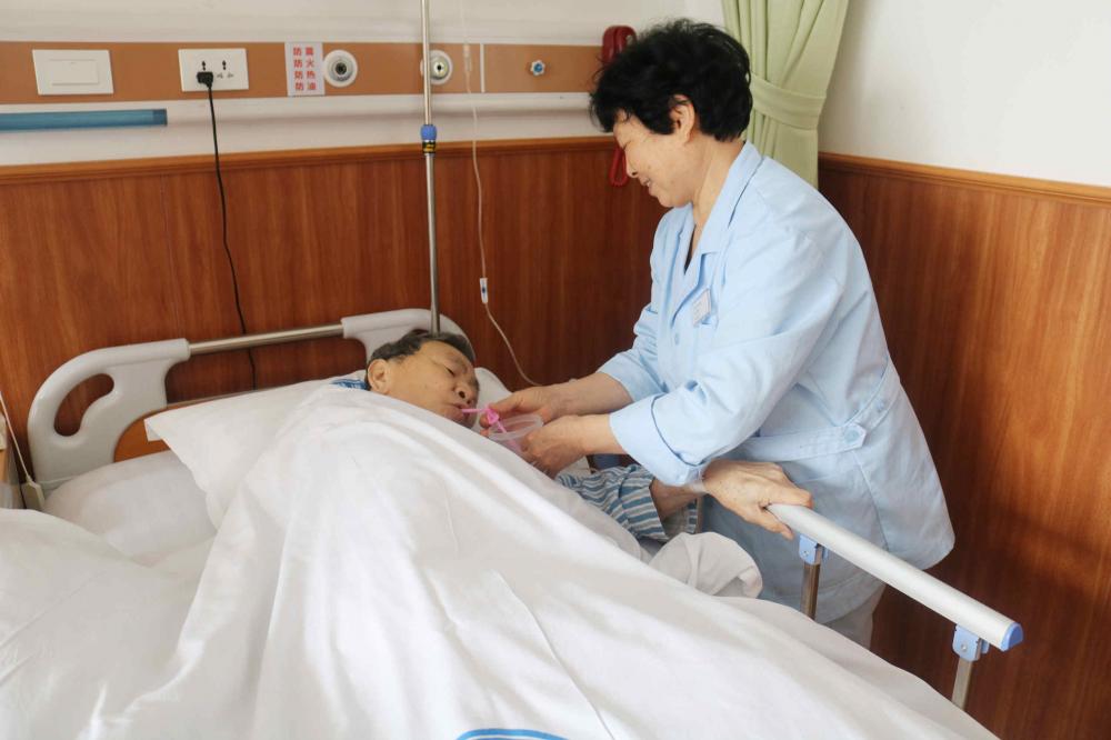 瘫痪病人的护理应该怎么做？
