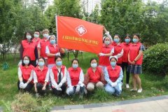 爱院如家|我院开展美化环境拔草活动