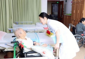 卧床老人应该注意哪些护理细节？无锡国济护理院努力为老人提供最细心的呵护