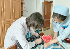 指尖传温情 专科护安康｜无锡国济创面造口专科：用精细化护理守护高龄长者晚年体面