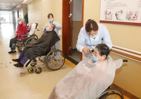 温情剪发丝，暖心护晚年丨无锡国济护理院为患者剪发
