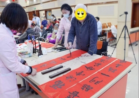 无锡国济护理院年终写福字活动绘就党建为民新图景
